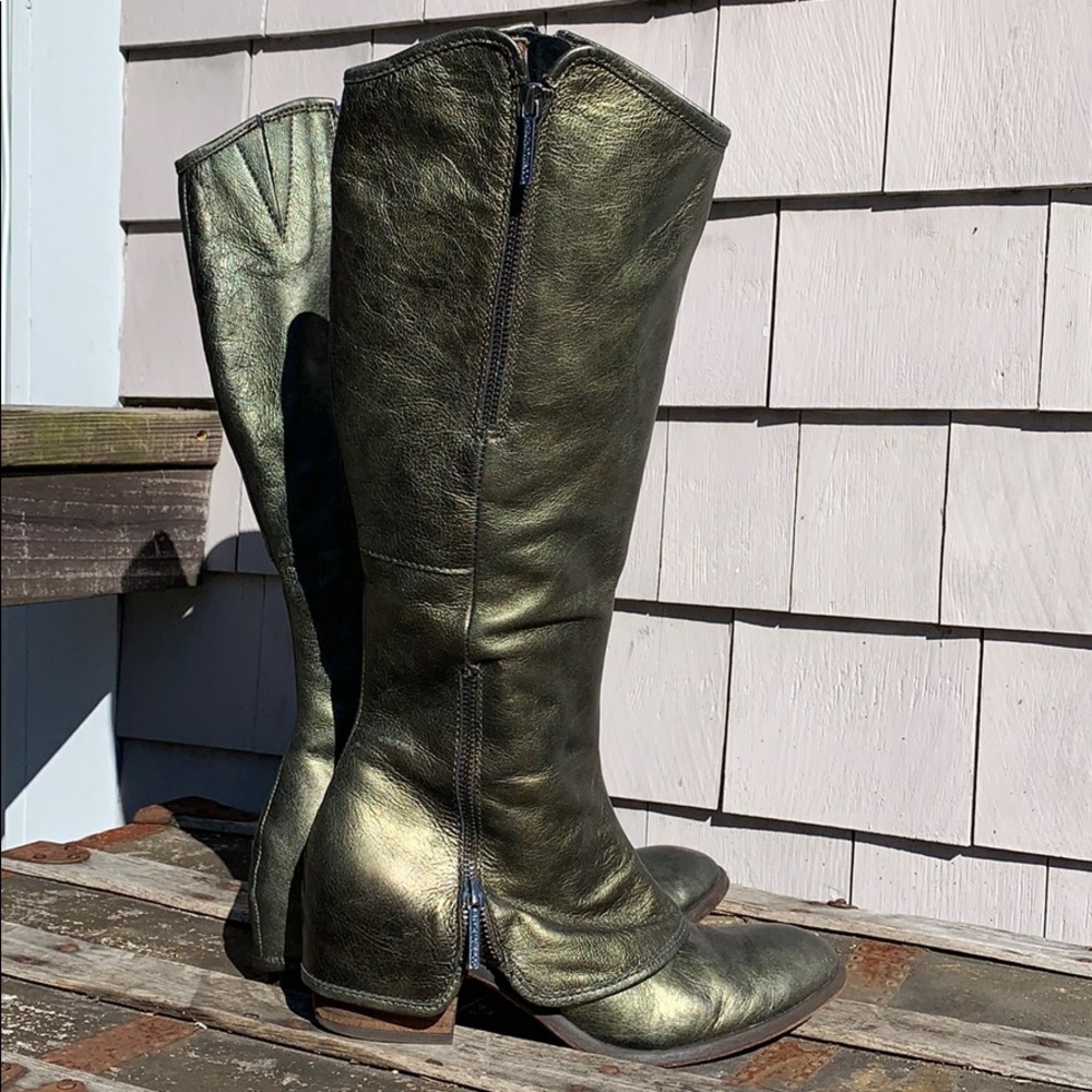 Donald J. Pilner size 8.5 Metallic Green